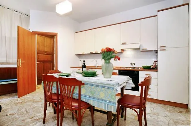 Caduti Di Cefalonia Apartment Флоренция